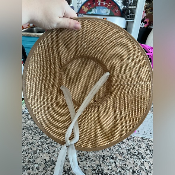 Vintage straw hat very easy to swap strap for ribbon out to change up the color - Picture 2 of 5